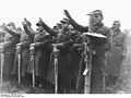 8. Des membres du Volkssturm équipés de Panzerfaust et de Panzerschreck en novembre 1944 en Prusse-Orientale.