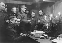 9. Des membres du Volkssturm de Prusse-Orientale fêtent Noël dans leur bunker.
