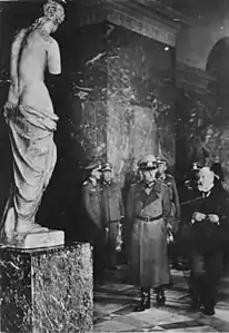 Le Generalfeldmarschall Gerd von Rundstedt au musée du Louvre, le 10 octobre 1940.
