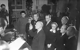 Otto Ostrowski jurant lors de l'investiture du nouveau conseil municipal de Berlin le 26 novembre 1946