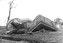 Photographie en noir et blanc des ruines du Führerbunker en 1947