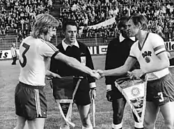 Le capitaine australien Peter Wilson, ici avant le match contre la RDA en 1974, marque lors de la finale aller du groupe B.