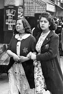 Femmes juives portant l'étoile jaune à Paris en juin 1942.