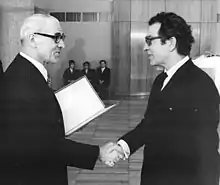 Attribution du prix national de la République démocratique allemande à Benno Besson, 1974.