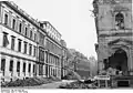 Vue de la Voßstraße au coin de la Wilhelmplatz au printemps 1946. L'ancienne Reichsbank est à gauche, le palais Borsig au début à droite. Ils seront détruits par la suite.