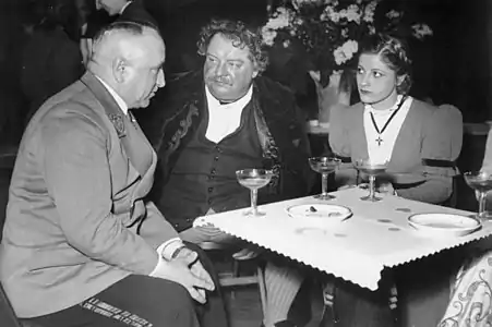 Après une représentation de Intrigue et amour de Schiller au théâtre des Champs-Élysées en 1941. De gauche à droite : le directeur du Deutsche Arbeitsfront Robert Ley, l'intendant de théâtre Schiller Heinrich George et l'actrice allemande Gisela Uhlen.
