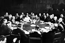 Une quinzaine de dirigeants alliés assis autour d'une table ronde.