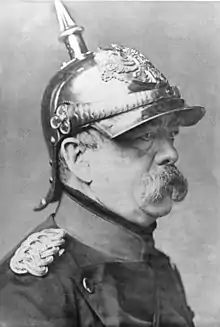 Otto von Bismarck en uniforme de cuirassier, avec un casque à pointe, après son serment en 1880. À l'occasion il apparaît ainsi vêtu en public et même au parlement.