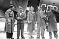 Edith Baumann et Erich Honecker (au centre), le 5 août 1947, de retour d'un déplacement de la délégation de la FDJ à Moscou. À droite, Heinz Keßler, président de la FDJ, futur général et ministre de la Défense.