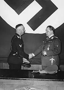 Photographie en noir et blanc de Himmler et Göring, en uniforme, se serrant la main en 1934