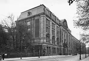 Photographie en noir et blanc du bâtiment de style classique de la Gestapo