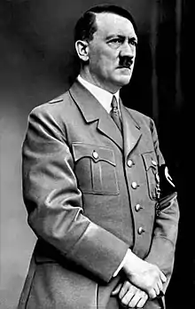 Photographie en noir et blanc d'un homme en uniforme nazi.
