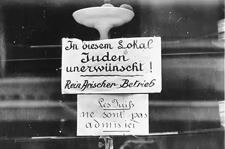 Un panneau en allemand devant un restaurant parisien annonce que les Juifs n'y sont pas admis (1940).
