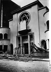 La synagogue de la rue Sainte-Isaure après l'attentat du mois d'octobre 1941 (photo de la Bundesarchiv).