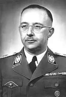 Photographie noir et blanc d'un homme en uniforme SS