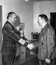 Hitler et Dönitz se serrant la main à l'intérieur du Führerbunker