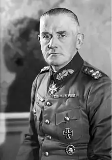 Photographie en noir et blanc du général Blomberg, en uniforme, arborant ses décorations en 1934