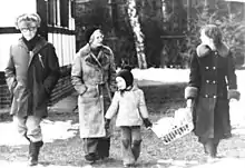 Erich Honecker, son épouse Margot, leur fille Sonja et leur petit-fils Roberto,  en promenade (1977).