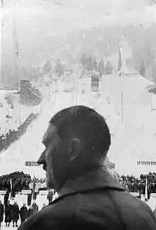 Adolf Hitler de dos qui regarde sur sa gauche