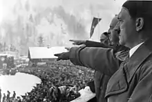 Adolf Hitler effectuant un salut nazi dans un stade