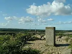 La pierre sommitale et les mâts de l'émetteur du Bungsberg en 2006.