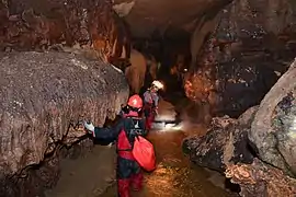 Passage dans la grotte de Buniayu, île de Java, Indonésie.