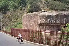 Le bloc 4 : les mortiers étaient sous la visière de béton ; une cloche pour mitrailleuses se trouve au-dessus.