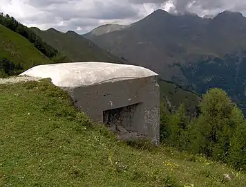 Un des petits blockhaus, construit en bordure du plateau.