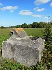 Bunker semi enterré de la route du Riau.