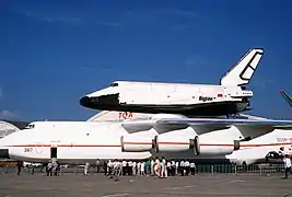 Antonov An-225 transportant la navette spatiale Bourane au Bourget en 1989.