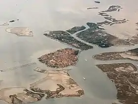 Vue aérienne du nord de la lagune de Venise (l'ouest est vers le haut de la photographie). Burano est visible au centre de l'image.
