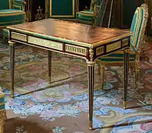Bureau livré par Riesener pour le salon de la reine au Hameau de Trianon en 1783.