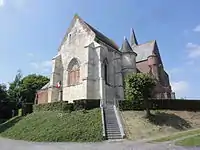 L'église sur sa motte.