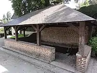 Le lavoir situé au pied de l'église..