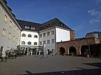 Zone d'entrée : aujourd'hui auberge de jeunesse, vestiges de ruines sur la droite