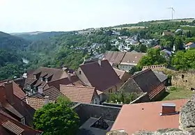 Vue depuis le château fort de Neuleiningen sur la vallée d'Eckbach et l'étang d'Eckbach à la lisière nord de la forêt palatine et l'éolienne sur le Bitternell, le sommet sud-ouest du Grünstadter Berg à l'extrême sud des collines d'Alzey, en dessous de l'A6 et de Neuleiningen ; à gauche en arrière-plan, le Kleine Donnersberg (329 m) avec le hameau de Nackterhof.