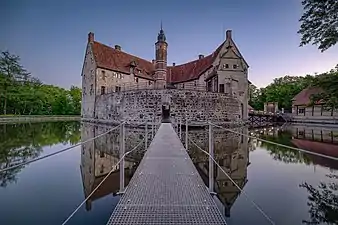 L'entrée du chateau, le soir (mai 2021).