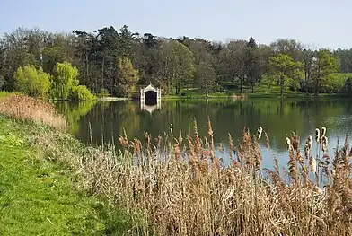 Partie du parc, lac et hangar à bateaux