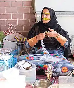 Femme portant un battula en métal sous son voile, Émirats arabes unis (2015).