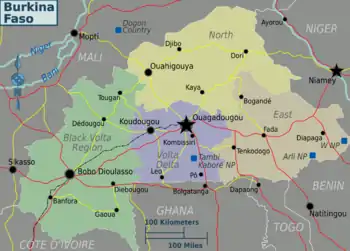 Carte du Burkina Faso avec ses principales villes chefs-lieux de région ou de province, les principales liaisons routièreset ferroviaires avec les grandes villes des pays voisins et la localisation des principaux parcs nationaux.