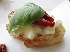 Sur une bruschetta caprese