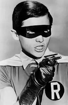 Image en noir et blanc de Robin en buste dans la série télévisée de 1966.