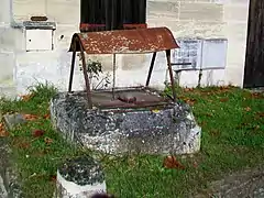 Puits, hameau de Mérard, rue Émiles-Combes.