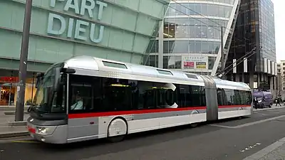 Photographie en couleurs d'un trolleybus à Lyon.