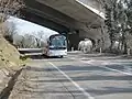 Le bus 132 à Neyron, passant sous le viaduc Hélène-et-Victor-Basch.