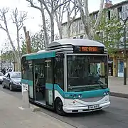 Bus (aux anciennes couleurs) du réseau Aix en bus circulant sur le cours Mirabeau.