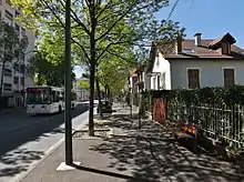 Photographie en couleurs d’un bus du Stac sur la voie de bus dans le boulevard Gambetta, ici en avril 2014.