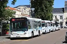 2 bus et 2 utilitaires alignés au terminus Jet d'eau de la plupart des lignes.