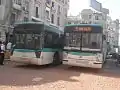 Un bus de la ligne 7 et un bus de la ligne 19 à la Place Maréchal en pleins travaux.