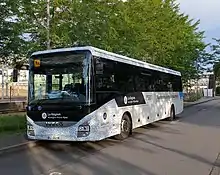 Un autocar de la région Auvergne-Rhône-Alpes garé près de la gare routière de Vichy